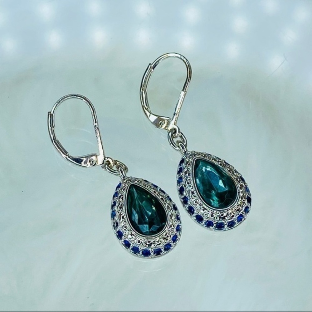 FANCY AFFAIR EARRINGS- Blue AVON - Picture 7 of 9